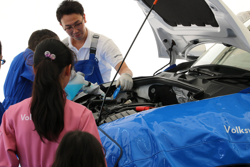 ウォッシャー液を補充中