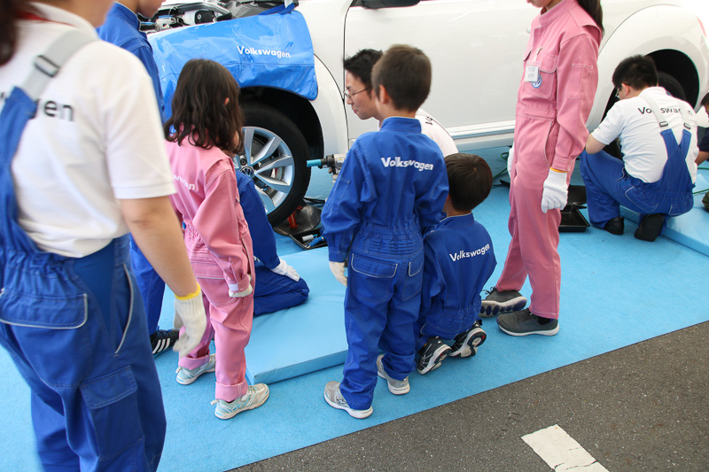 エアインパクトレンチの音に驚く子供たち