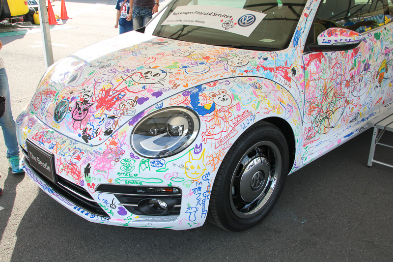 昼過ぎにほぼ絵が埋め尽くされ、午後はこのとおり。このクルマは28日のパレードで使用されるほか、28日のお絵描き用に別の白いクルマを用意するという