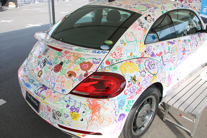 昼過ぎにほぼ絵が埋め尽くされ、午後はこのとおり。このクルマは28日のパレードで使用されるほか、28日のお絵描き用に別の白いクルマを用意するという