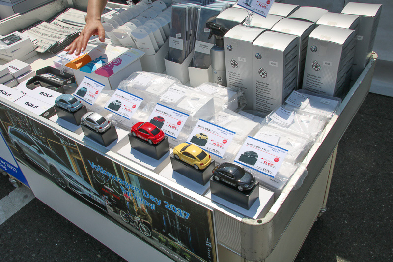 グッズを販売中