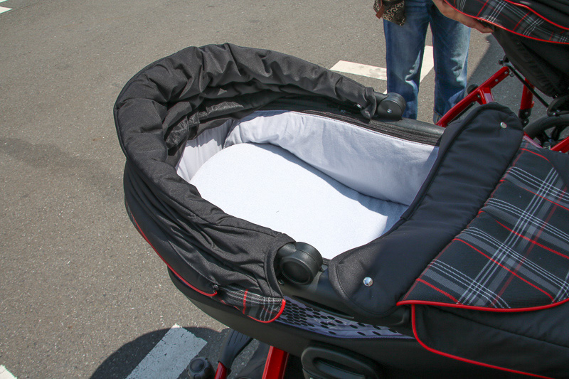 頭の部分をハンドル操作で持ち上げることもできる