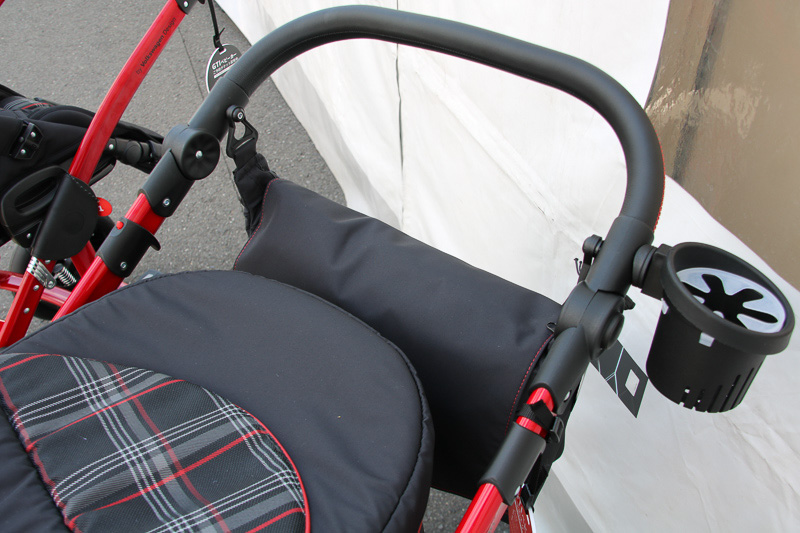 GTIデザインのショルダーバッグも付属し、ベビーカーに装着することができる