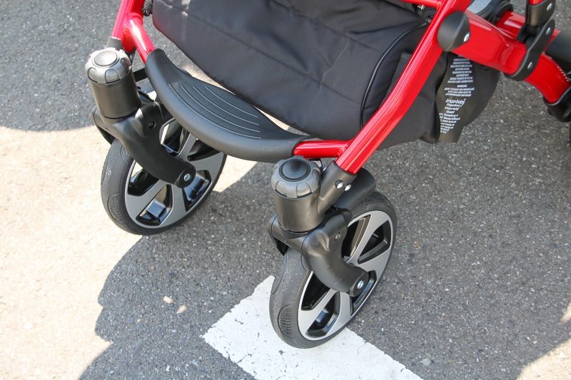 タイヤ中空タイプでホイールはGTIのデザインを模したもの。前輪は欧州車らしく直進方向に固定できる