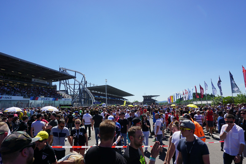 決勝スタート前の様子。グリッドウォークには大勢の人が集まった