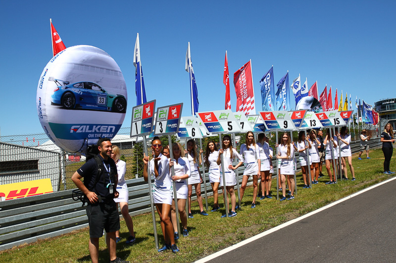 スタート前のグリッドウォークの様子