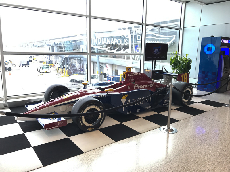 インディアナポリス空港に飾られていたインディカー