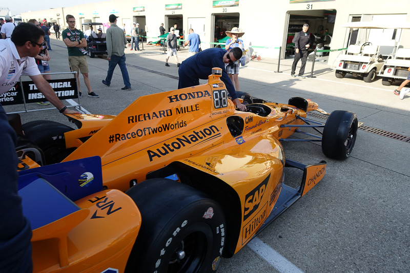 車検エリアをでてくる、フェルナルド・アロンソ選手の29号車