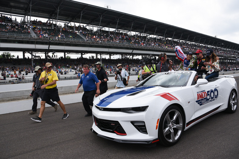 佐藤琢磨選手の優勝パレート。オープンカーに乗ってコースを1周した