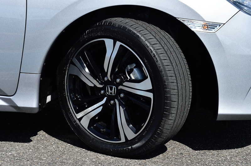 セダンの純正タイヤサイズは215/55 R16だが、試乗車はオプション設定の215/50 R17タイヤを装着。銘柄はブリヂストンのTURANZA