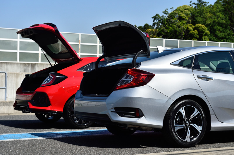 ハッチバック（奥）とセダン（手前）のラゲッジ