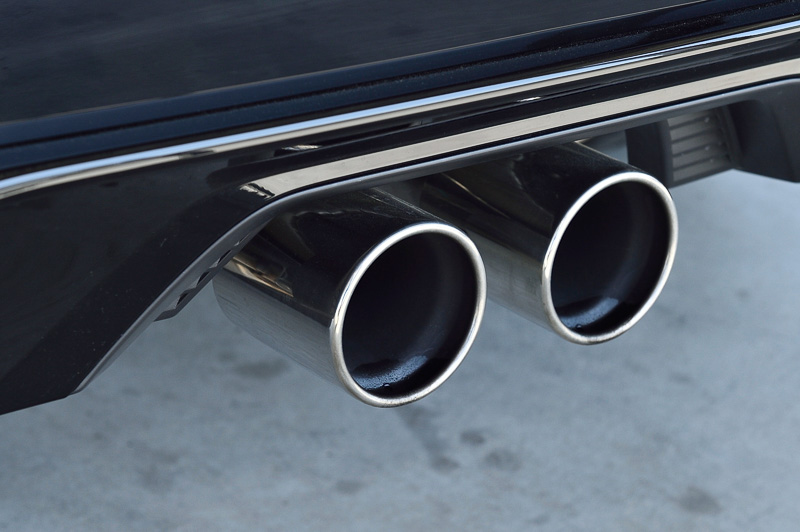 ハッチバックのエキゾーストパイプはセンター2本出し