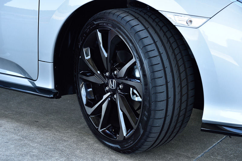 ハッチバックは235/40 R18サイズのグッドイヤー EAGLE F1を装着