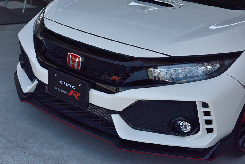 ハッチバックをベースに、ボディに各種エアロパーツを装着