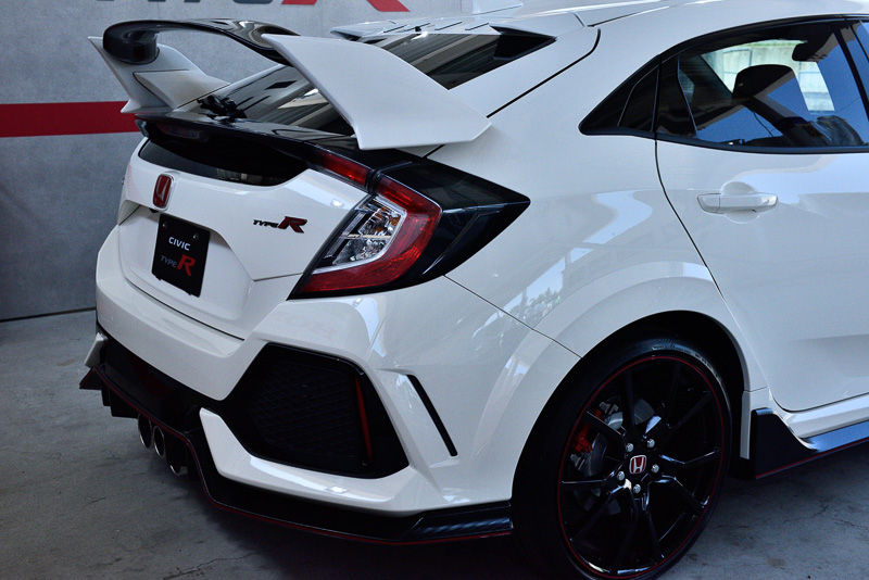 ハッチバックをベースに、ボディに各種エアロパーツを装着