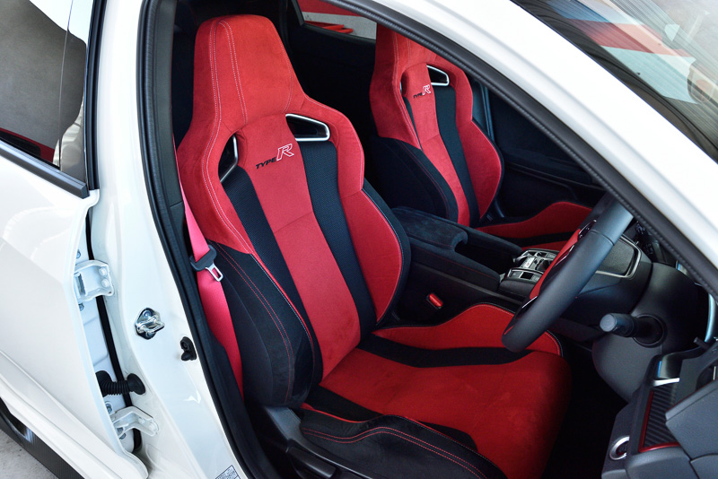 赤基調のバケットシートを装着