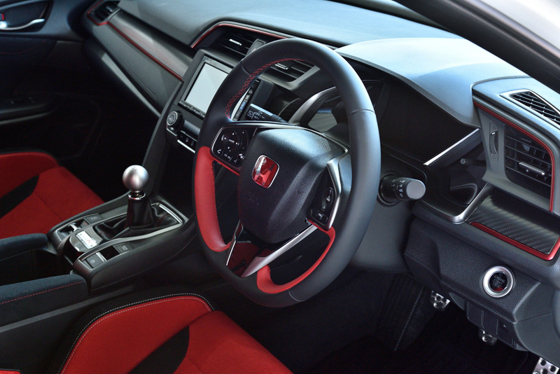 ステアリングのほか、インパネにも赤い加飾が使われている