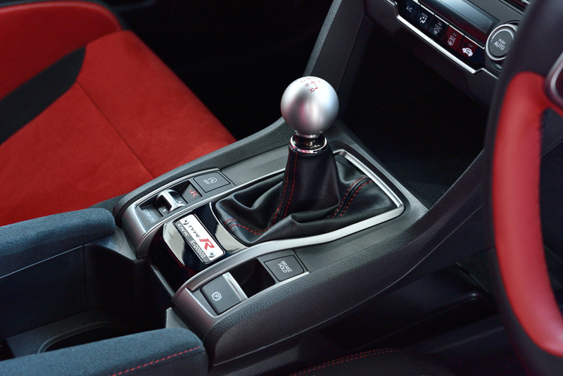 トランスミッションは6速MT。3つのドライブモードを選択可能