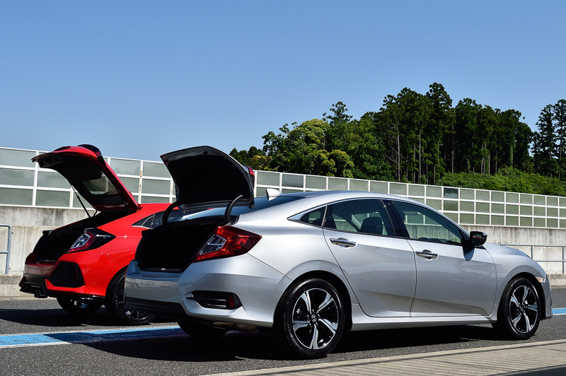 ワイドな開口部のハッチバック（奥）と独立したトランクのセダン（手前）