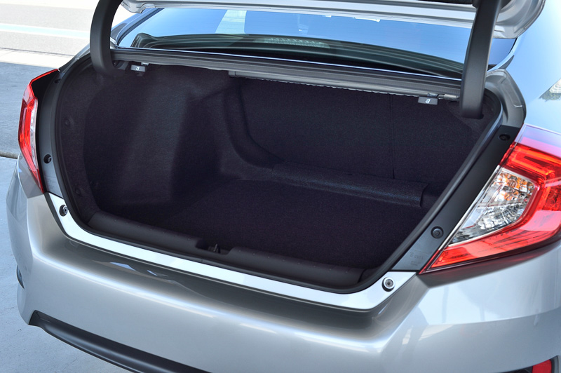 セダンは先代モデルからトランクスペースの奥行きを60mm拡大