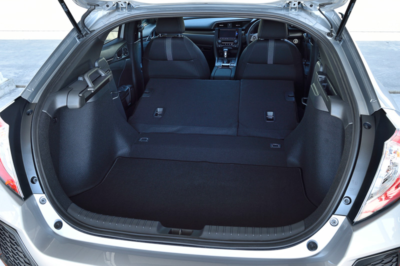 ハッチバックは6：4分割可倒式のリアシートを備え、大きな荷物の収納にも対応