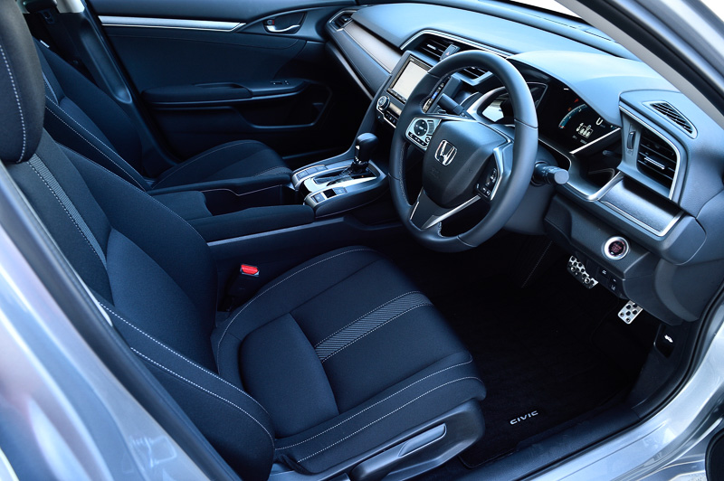 スポーティさと使い勝手を両立させたというインテリア。インパネにはソフト成形が施されている