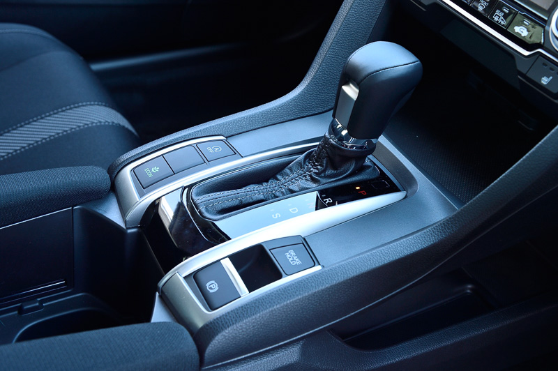 ツインダンパーや大容量トルクコンバーターを採用するCVT。パーキングブレーキは電子式