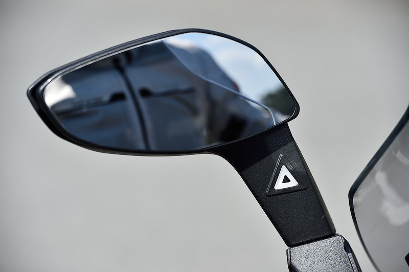 「C650GT」は2輪車世界初となる「SVA（サイド・ビュー・アシスト）」を装備。ミラーの死角に車両が入ると三角形のインジケーターが黄色く光る