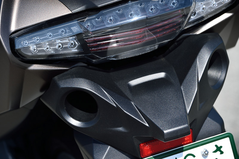 SVAで使われる超音波ソナーは車体の前方左右、後方左右に各1箇所配置