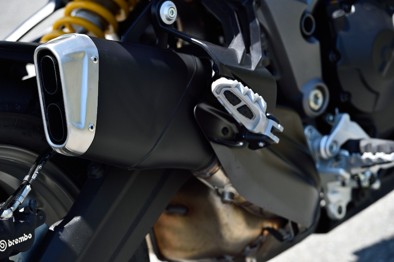 「Multistrada 950」は、最高出力111PS/最大トルク9.8kgmを発生する水冷L型2気筒937ccエンジンを搭載。フロント19インチ、リア17インチのホイールを組み合わせ、ブレーキは前後ともブレンボ製（フロント4ピストン、リア2ピストン）を採用する