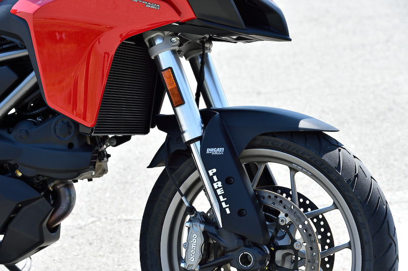 「Multistrada 950」は、最高出力111PS/最大トルク9.8kgmを発生する水冷L型2気筒937ccエンジンを搭載。フロント19インチ、リア17インチのホイールを組み合わせ、ブレーキは前後ともブレンボ製（フロント4ピストン、リア2ピストン）を採用する