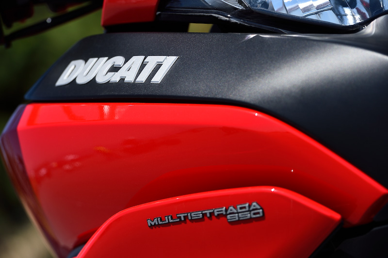 「Multistrada 950」は、最高出力111PS/最大トルク9.8kgmを発生する水冷L型2気筒937ccエンジンを搭載。フロント19インチ、リア17インチのホイールを組み合わせ、ブレーキは前後ともブレンボ製（フロント4ピストン、リア2ピストン）を採用する