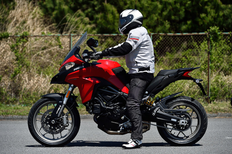 「Multistrada 950」にまたがったところ