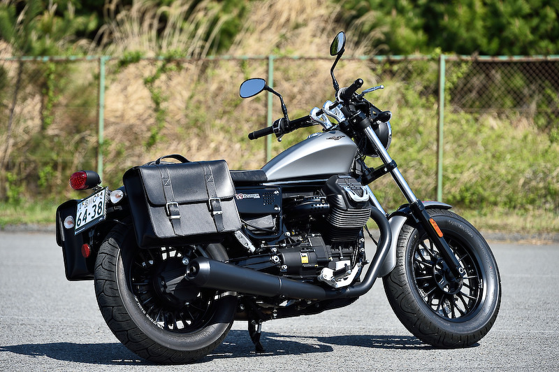 「Bobber」スタイルを現代的に解釈した「V9 BOBBER」。スチールタンクのチェッカーフラッグをモチーフにしたグラフィックが特徴的。価格は124万8000円