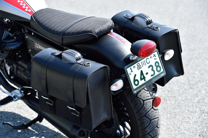 「V9 BOBBER」は空冷縦置きV型2気筒853ccエンジンを搭載し、最高出力は55PS、最大トルクは62Nmを発生。ABSやトラクションコントロールといった安全装備を標準で採用する