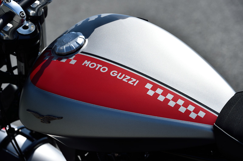 「V9 BOBBER」は空冷縦置きV型2気筒853ccエンジンを搭載し、最高出力は55PS、最大トルクは62Nmを発生。ABSやトラクションコントロールといった安全装備を標準で採用する