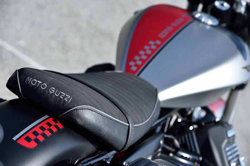 「V9 BOBBER」は空冷縦置きV型2気筒853ccエンジンを搭載し、最高出力は55PS、最大トルクは62Nmを発生。ABSやトラクションコントロールといった安全装備を標準で採用する