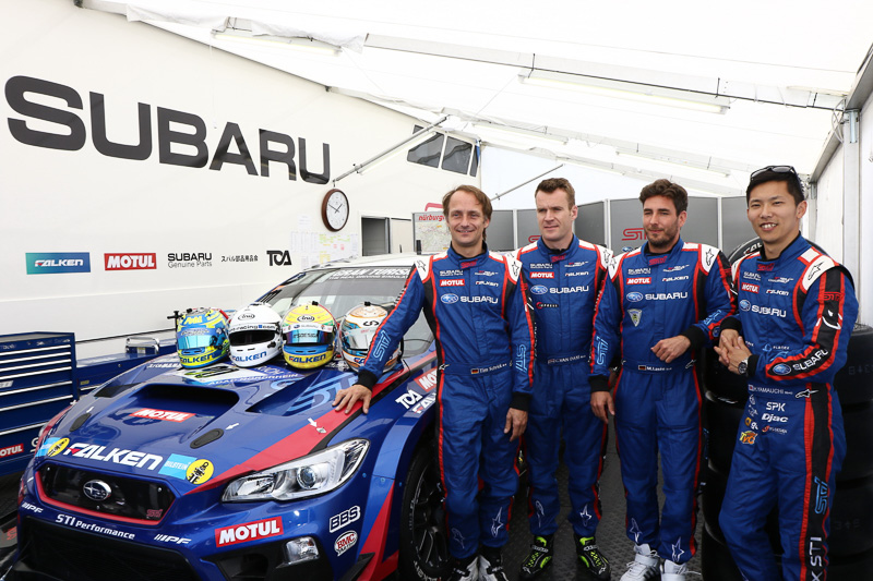 90号車「SUBARU WRX STI」とドライバー。左からティム・シュリック選手、カルロ・ヴァンダム選手、マルセル・ラッセー選手、山内英輝選手