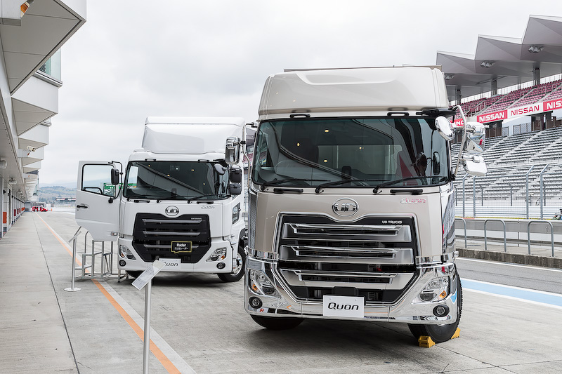 こちらは展示車の「クオン CG」。操舵輪が前2軸で後2軸が駆動輪を受け持つことから「8×4」と呼ばれる。試乗車のCD冷凍バンと比べ、フロントまわりやミラー部がメッキになる上級仕様になる。ボディサイズは11,815×2,490×2,925mm（全長×全幅×全高）。ホイールベースは7,520mm