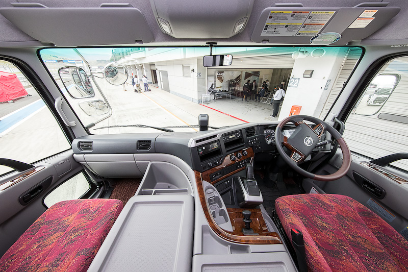 展示車の「クオン CG」のインテリア。CD冷凍バンよりも豪華な内装