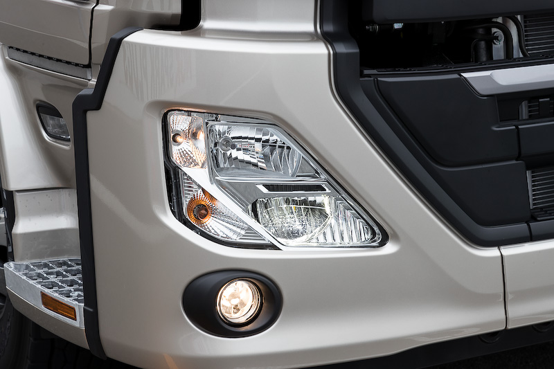 新型クオン(CD冷凍バン)の内外装。操舵輪が前1軸で、後2軸のうち前軸だけが駆動輪を受け持つことから「6×2」と呼ばれている。なお、新型クオンに搭載されるトランスミッションは「ESCOT-VI」と呼ばれる12速AMTとなるが、このAMTとGPSが連動し、1度走行した道路の勾配などを記憶して次回に走る際に省燃費運転に寄与する「Foretrack(フォアトラック)」機能を搭載。クルーズコントロールを用いて60km/h以上で走行している際、同じ登降坂路を走行したときに車速、エンジン回転数、補助ブレーキなどを自動制御し、ドライバーのスキルを問わずだれでも簡単にエコドライブが行なえるようになっている