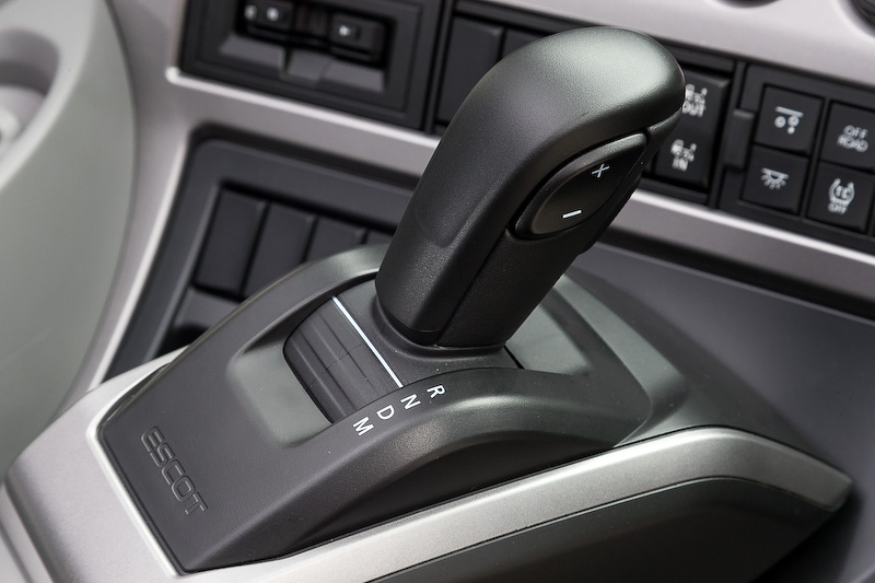 新型クオンではコクピットまわりのデザインを刷新し、使いやすいストレート式のシフトパターンを採用。また、クルーズコントロールの操作が行なえるスイッチを4本スポークステアリングに備えたほか、視認性に優れたインパネなどを採用。さらに省燃費運転をアドバイスしてくれる「燃費コーチ」といった機能も備わる