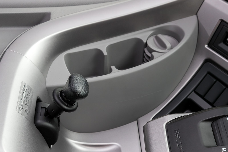 新型クオンではコクピットまわりのデザインを刷新し、使いやすいストレート式のシフトパターンを採用。また、クルーズコントロールの操作が行なえるスイッチを4本スポークステアリングに備えたほか、視認性に優れたインパネなどを採用。さらに省燃費運転をアドバイスしてくれる「燃費コーチ」といった機能も備わる