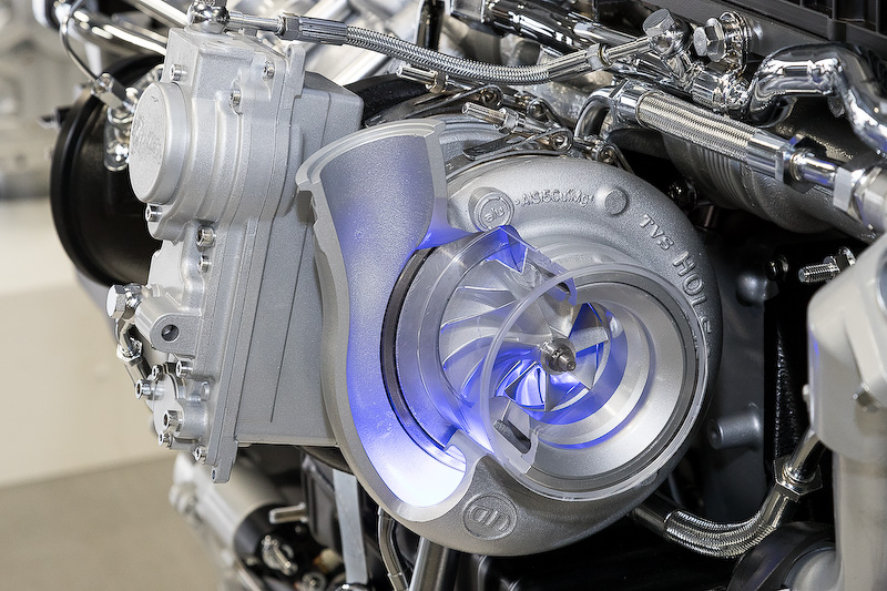 省燃費、パワフル、クリーンを特徴とする「GH11」エンジンでは新しい燃料噴射システムや従来から燃焼室の形状変更（ウェーブピストン採用）、吸排気系の変更、触媒システムの最適化によって全車重量車燃費基準＋5％を達成。平成28年排出ガス規制にも適合する