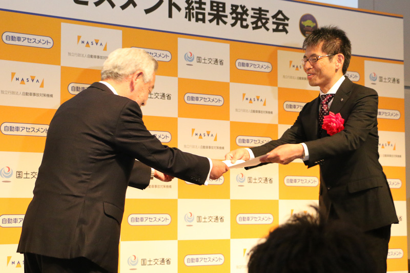 セレナ（ランディ）の開発に携わった日産自動車株式会社 日本戦略企画本部 日本商品企画部 リージョナル プロダクト マネージャー 遠藤智実氏は「セレナは家族の幸せと家族の生活を豊かにするということで開発してきました。予防安全にも力を入れて、ファイブスターという賞もいただいて非常に嬉しい反面、開発に携わる者としての責任、責務も感じています。皆さまからの声をいただいて、より世の中のためになるクルマを開発してまいる所存です」とコメント