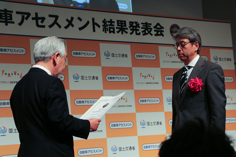 フリードの開発に携わった株式会社本田技術研究所 四輪R&Dセンター LPL室 主任研究員 田辺正氏は「フリードはホンダらしいユニークな発想の元、コンパクトミニバンというカテゴリーを市場に根付かせたクルマだと思っています。2代目フリードはより多くのお客さまに、移動の喜びと豊かな暮らしの喜びを提供するために開発してまいりました。ホンダはこれからも喜びを提供する商品造りと、事故ゼロのモビリティ社会の実現を目指して邁進する所存でございます」とコメント