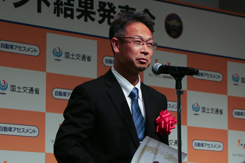 アルファード/ヴェルファイアの開発に携わったトヨタ自動車株式会社CV Company CV製品企画 ZH 主査 吉岡憲一氏は「大切な命を乗せるクルマですので、製造メーカーとしてしっかりこのクルマの性能を世界基準に引き上げて、さらなるいいクルマづくりに邁進してきたいと思っています」とコメント