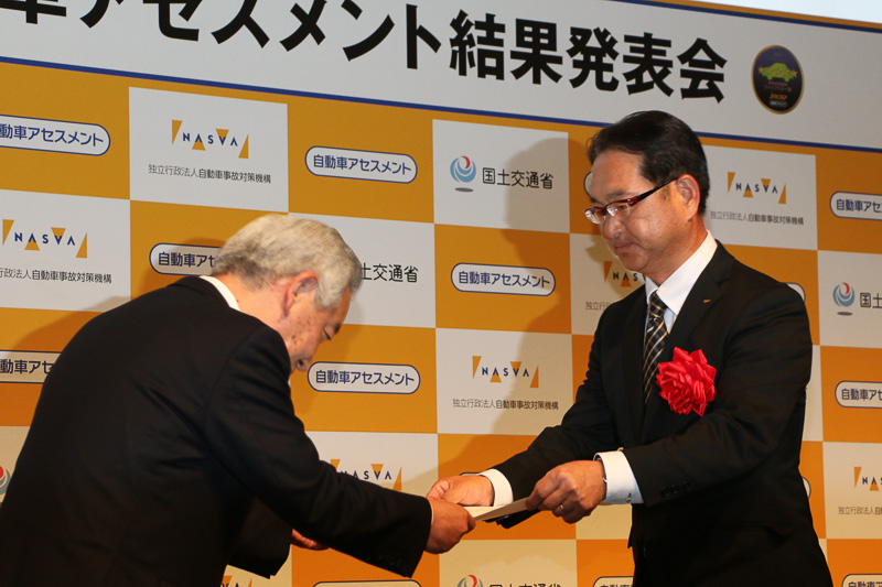 ブーン（パッソ）の開発に携わったダイハツ工業株式会社 DNGAユニット 車両開発本部 製品企画部 チーフエンジニア 松本隆之氏は「小さなクルマを造っておりますが、今回ファイブスター賞をいただけたことを大変嬉しく思っております。今後もよりたくさんのお客さまに安心してお乗りいただけるクルマを提供できるように進めてまいります」とコメント