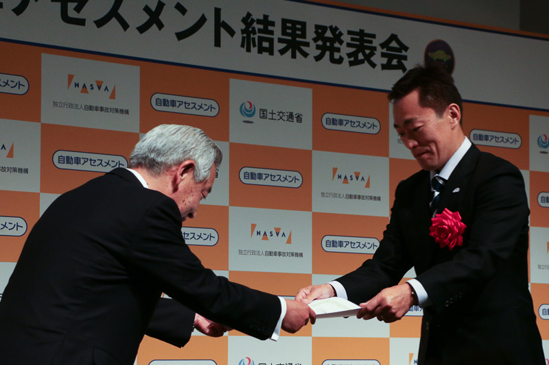 プリウス/プリウス PHVの開発に携わったトヨタ自動車株式会社 Mid-size Vehicle Company MS製品企画 ZF主査 金子將一氏は「プリウスおよびプリウス PHVは環境車として広く日本で走っているわけではございますが、環境のみならず安全性能についても開発陣全員が高い目標を掲げて開発をしてまいりました。今後は国土交通省さまが掲げる交通死亡者数2500名以下を目指して、自動車を製造する者の1人として技術開発に邁進してまいります」とコメント