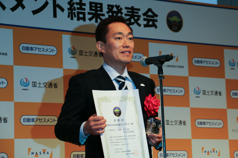 プリウス/プリウス PHVの開発に携わったトヨタ自動車株式会社 Mid-size Vehicle Company MS製品企画 ZF主査 金子將一氏は「プリウスおよびプリウス PHVは環境車として広く日本で走っているわけではございますが、環境のみならず安全性能についても開発陣全員が高い目標を掲げて開発をしてまいりました。今後は国土交通省さまが掲げる交通死亡者数2500名以下を目指して、自動車を製造する者の1人として技術開発に邁進してまいります」とコメント